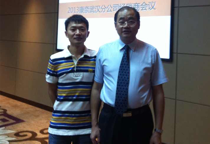 与康奈武汉分公司总经理吴志刚合影