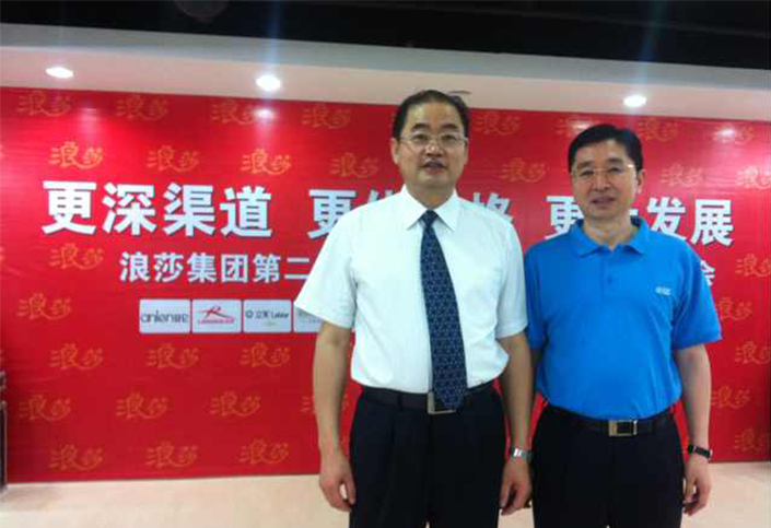 与浪莎集团董事长翁荣金合影