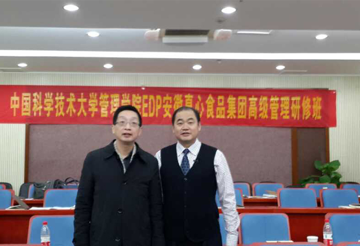 与真心食品董事长孙国升先生合影