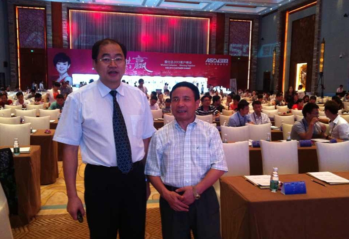 与爱仕达董事长陈合林合影